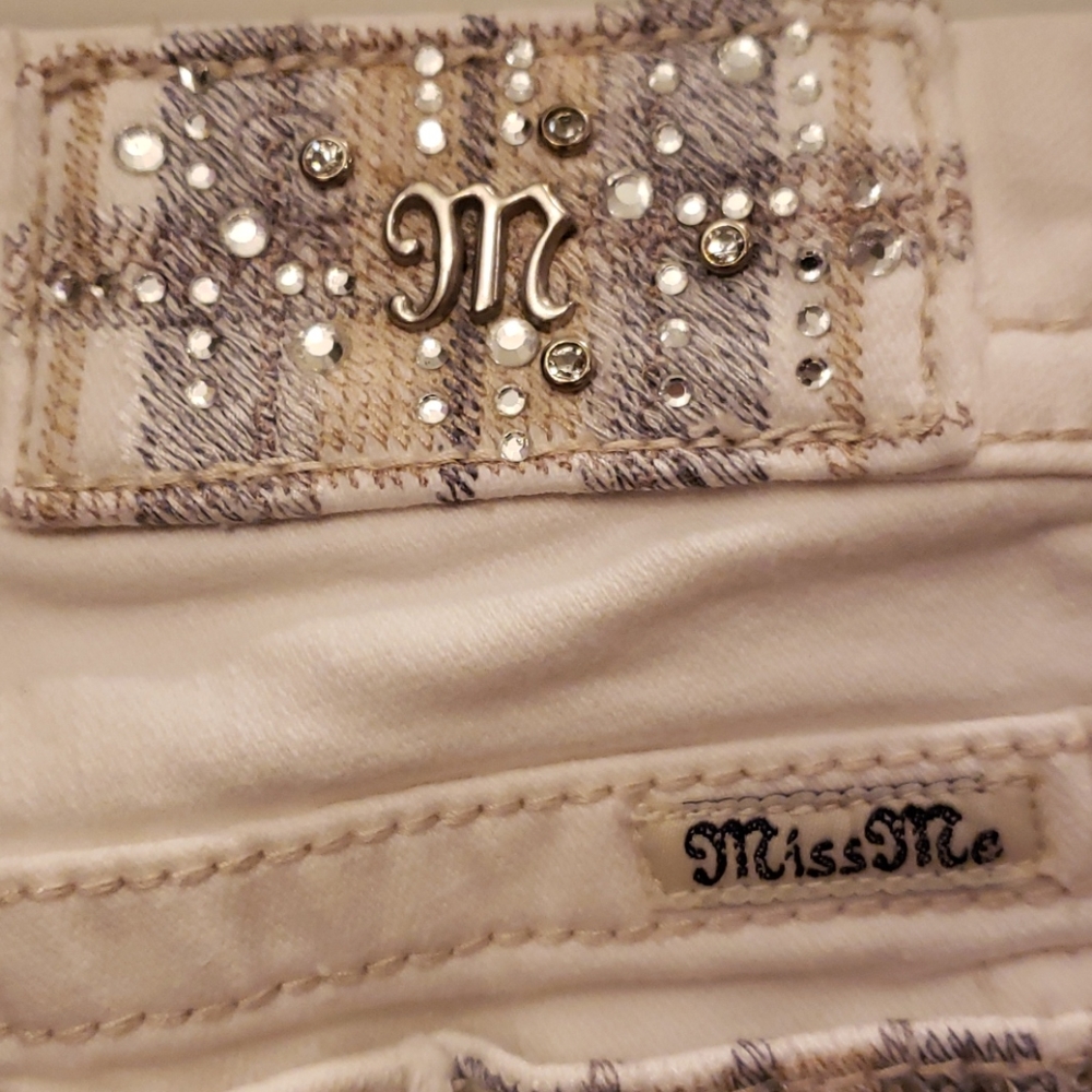MissMe Mid Rise Easy Shorts - Picture 5 of 5